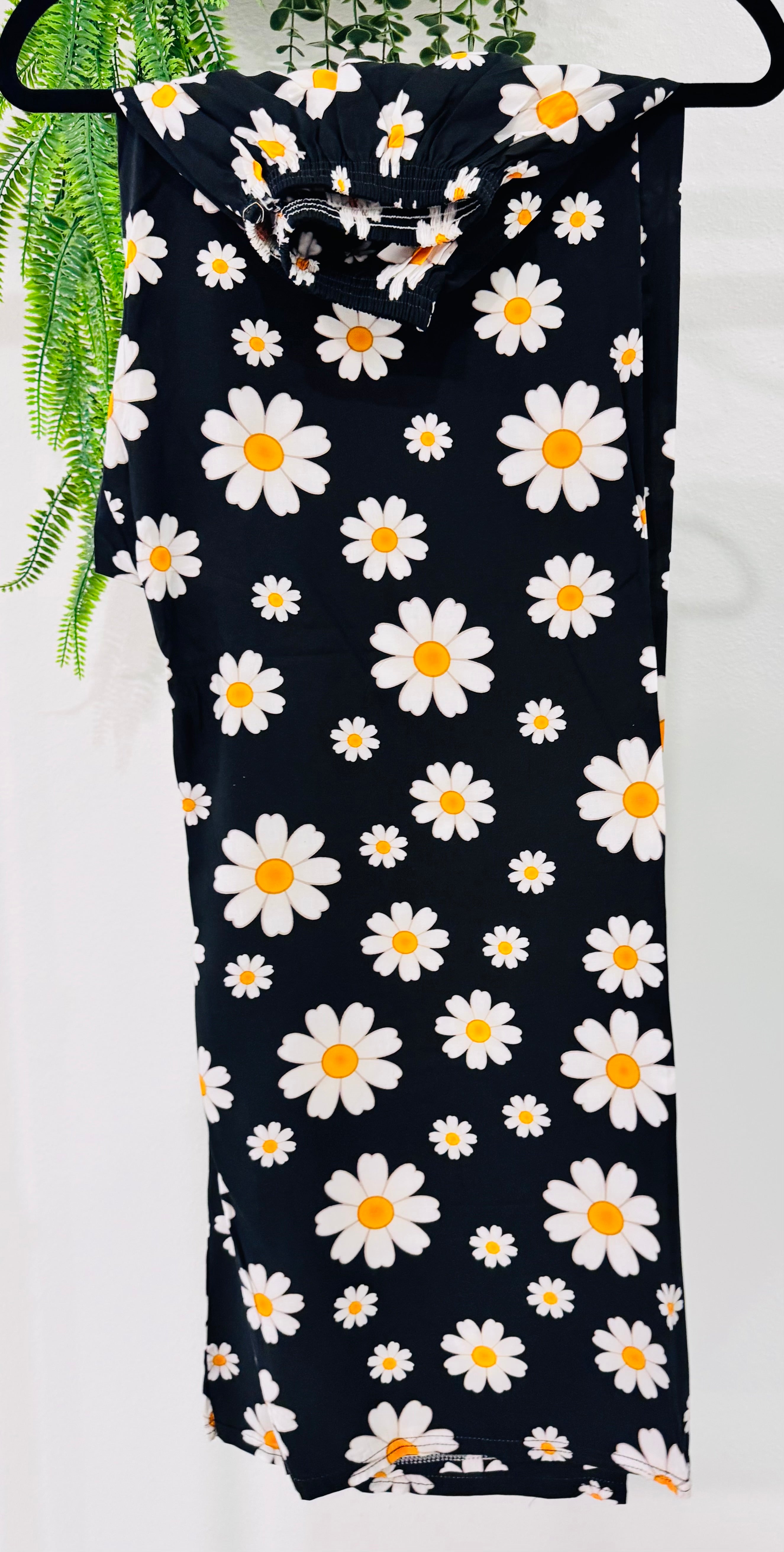 Black Daisy Floral Co-Ord Set – Casual Chic Two-Piece